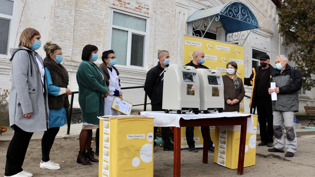 Фонд Ріната Ахметова і ДТЕК передали кисневі концентратори Ботіївській амбулаторії Фонд Ріната Ахметова і ДТЕК передали кисневі концентратори Ботіївській амбулаторії