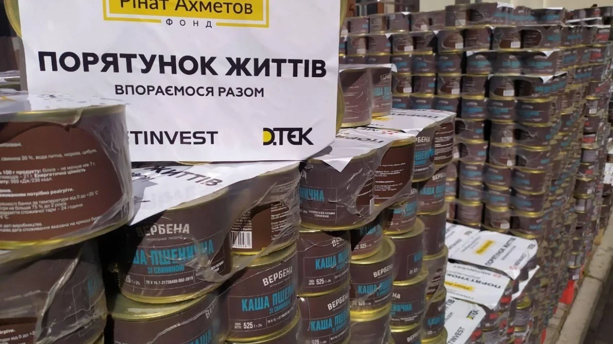 Проєкт "Рятуємо Життя" та ДТЕК ВДЕ передали 10 тис. банок м'ясних консервів для жителів Миколаївщини Проєкт "Рятуємо Життя" та ДТЕК ВДЕ передали 10 тис. банок м'ясних консервів для жителів Миколаївщини
