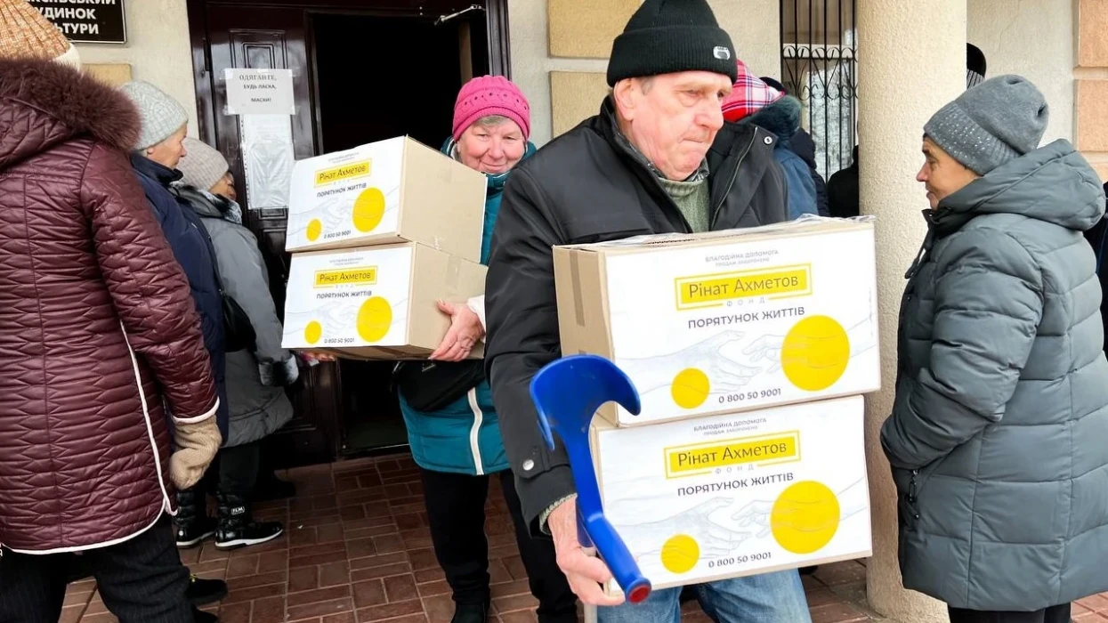 ДТЕК ВДЕ та Фонд Ріната Ахметова передали 6 тисяч продуктових наборів Покровській сільській громаді Нікопольського району ДТЕК ВДЕ та Фонд Ріната Ахметова передали 6 тисяч продуктових наборів Покровській сільській громаді Нікопольського району