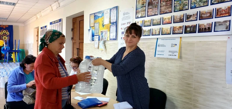 ДТЕК ВДЕ передав питну воду та ємності для води Покровській сільській громаді на Дніпропетровщині